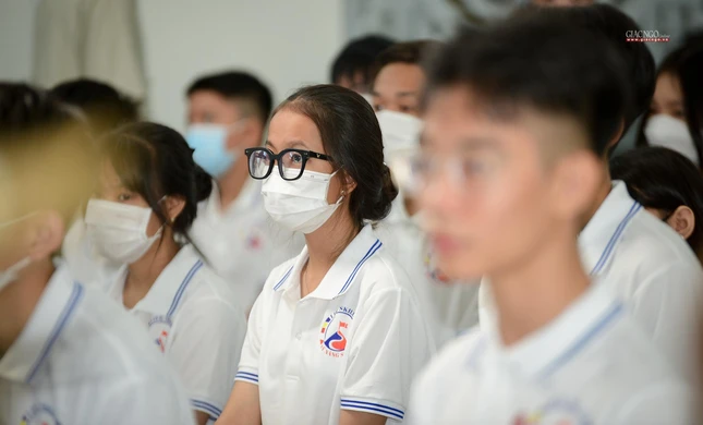 Cũng như kiềm chế cảm xúc của mình khi đối diện với nhiều vấn đề trong xã hội