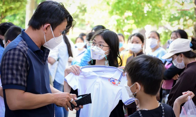 Nhận đồng phục, thẻ đeo