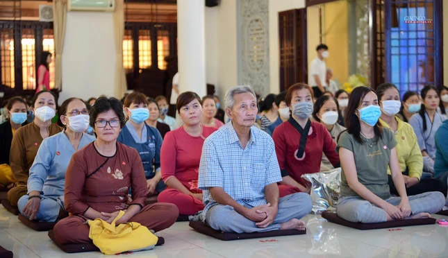 Đông đảo phụ huynh quan tâm và tham dự buổi lễ khai mạc