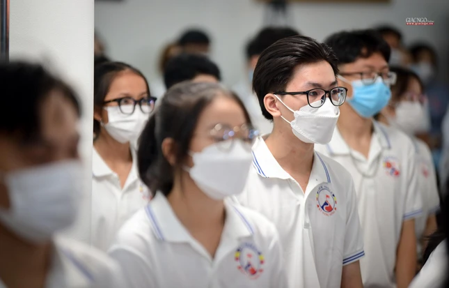 Những bạn trẻ tham dự khóa tu lắng nghe lời chia sẻ của Ban Tổ chức