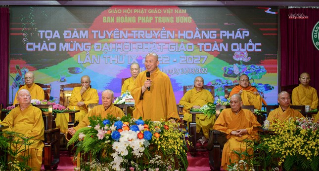 Thượng tọa Thích Minh Nhẫn điều hành tọa đàm