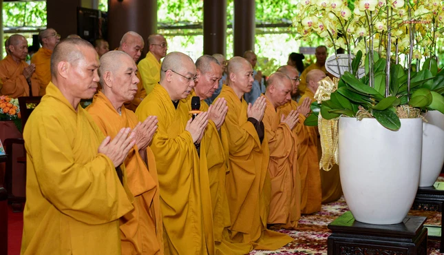 Chư tôn đức Ban Hoằng pháp tác bạch khánh tuế