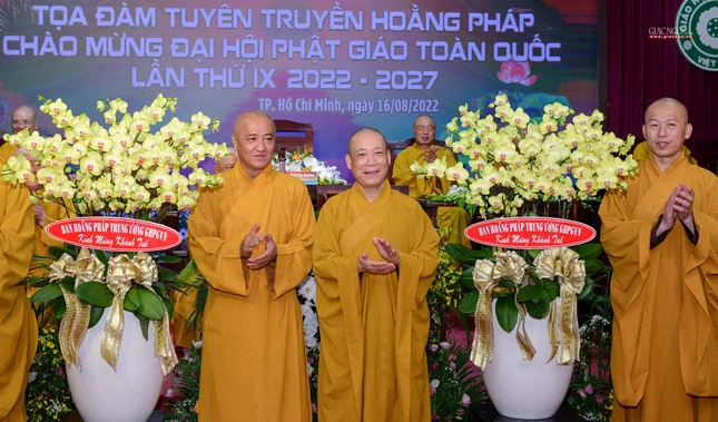 Tặng lẵng hoa chúc mừng đến Hòa thượng Thích Bảo Nghiêm và Hòa thượng Thích Huệ Thông