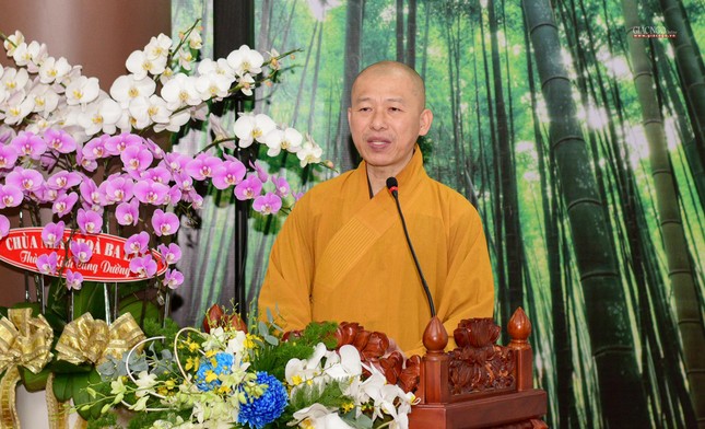 Thượng tọa Thích Minh Nhẫn, Ủy viên Thường trực Hội đồng Trị sự, Phó ban kiêm Chánh Thư ký Ban Hoằng pháp Trung ương phát biểu