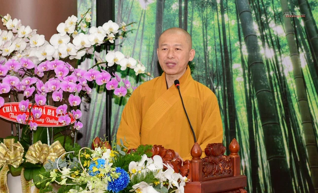 Thượng tọa Thích Minh Nhẫn, Ủy viên Thường trực Hội đồng Trị sự, Phó ban kiêm Chánh Thư ký Ban Hoằng pháp Trung ương phát biểu