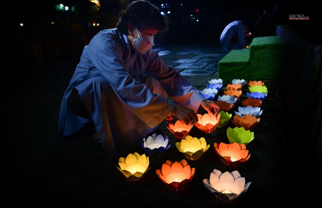 Thắp nến tưởng niệm