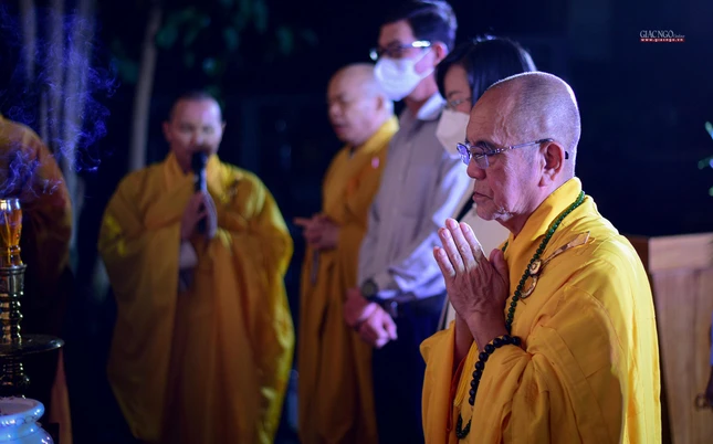 Hòa thượng Thích Trí Anh dâng hương bạch Phật