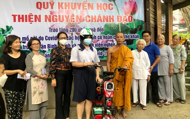 Trao tặng xe đạp điện đến học sinh có hoàn cảnh khó khăn Trao tặng xe đạp điện đến học sinh có hoàn cảnh khó khăn