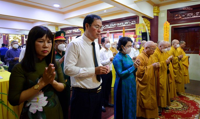 Chư tôn đức và chính quyền dâng hương tưởng niệm