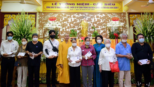 Trao tặng học bổng, các phần quà đến các em học sinh và hộ dân khó khăn trên địa bàn quận