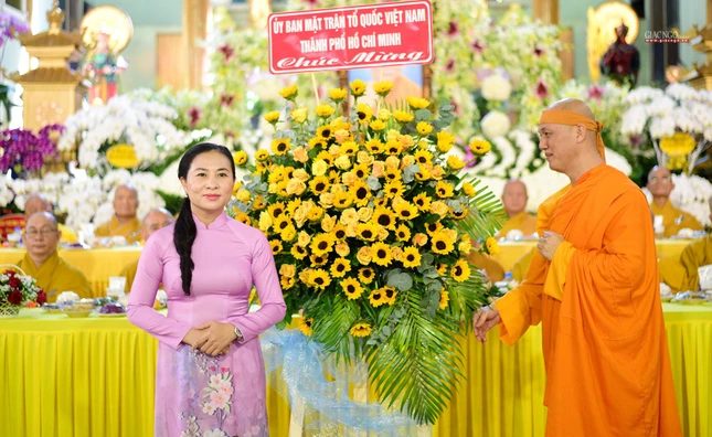 Lẵng hoa của Ủy ban MTTQVN TP.HCM Lẵng hoa của Ủy ban MTTQVN TP.HCM