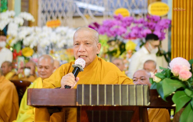 Hòa thượng Thích Hạnh Ngộ cung tuyên tiểu sử của cố Hòa thượng Thích Từ Giang