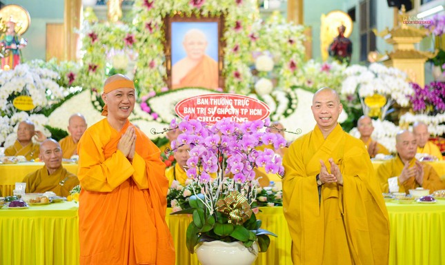 Thượng tọa Thích Quang Thạnh tặng hoa chúc mừng của Thường trực Ban Trị sự GHPGVN TP.HCM