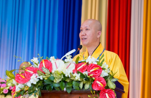 Đại đức Thích Minh Thành trình bày tham luận