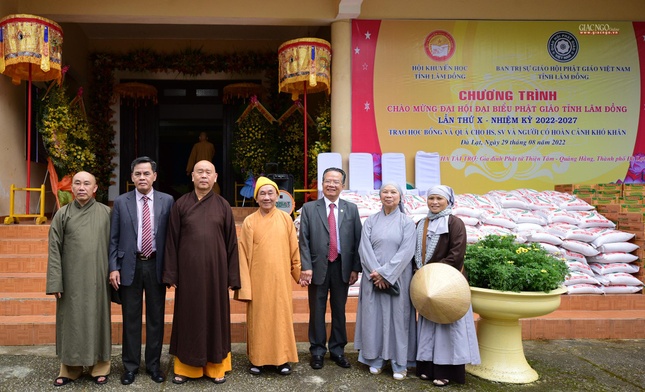 Chụp ảnh lưu niệm cùng quan khách