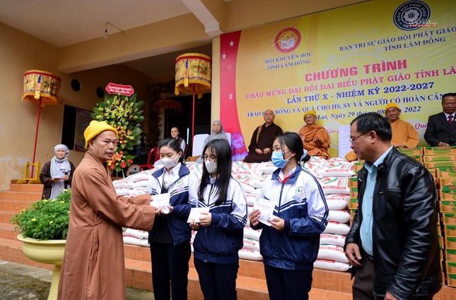 Hòa thượng Thích Viên Thanh, Phó ban Trị sự kiêm Hiệu trưởng trường TCPH tỉnh Lâm Đồng trao quà đến các học sinh gia đình có hoàn cảnh khó khăn Hòa thượng Thích Viên Thanh, Phó ban Trị sự kiêm Hiệu trưởng trường TCPH tỉnh Lâm Đồng trao quà đến các học sinh gia đình có hoàn cảnh khó khăn