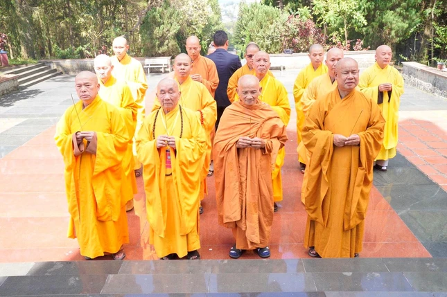 Chư tôn đức dâng hương tại Nghĩa trang Liệt sĩ TP.Đà Lạt