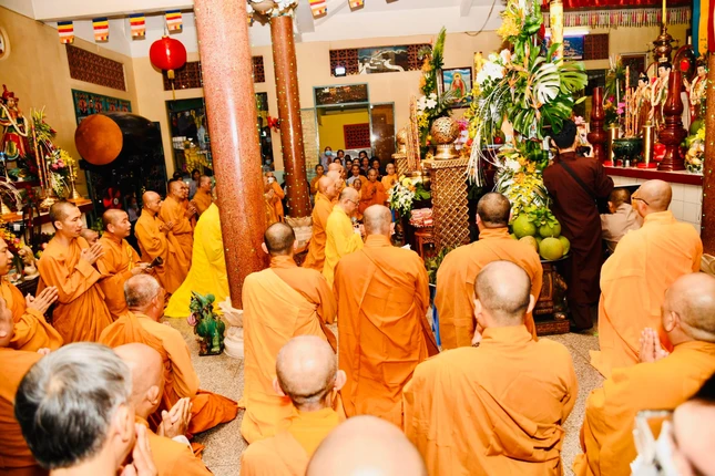 Đại chúng tham dự buổi lễ