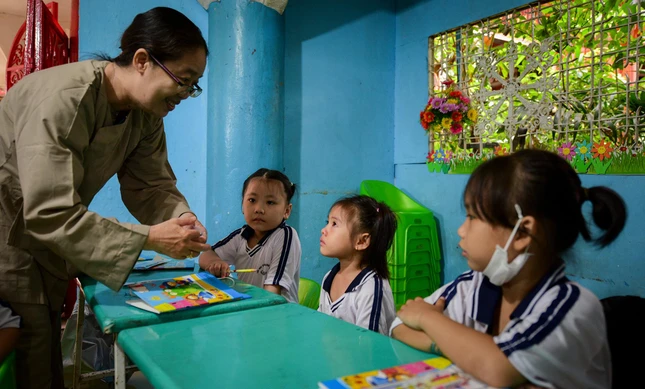 Cô giáo đang hướng dẫn các em cách giao tiếp có lễ phép