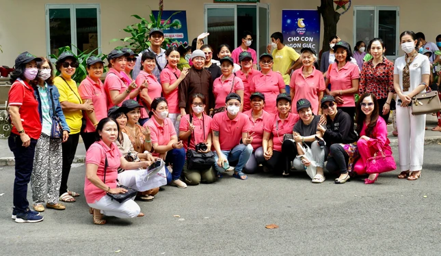 Sư cô Thích nữ Thánh Châu và Phật tử chùa Liên Trì chụp hình lưu niệm