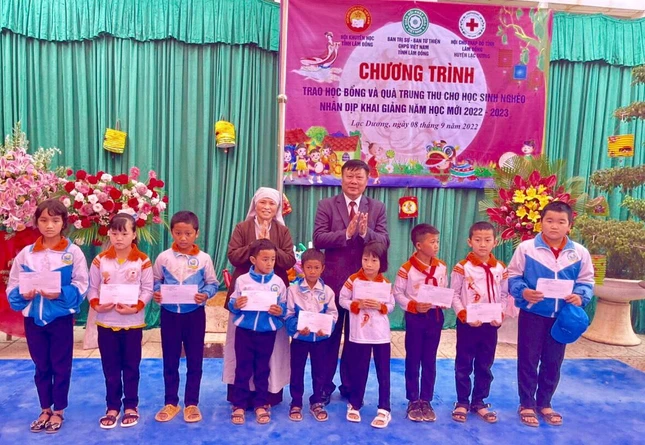 Sư cô Thích nữ Hạnh Khai trao tặng học bổng đến các em thiếu nhi tại huyện Lạc Dương