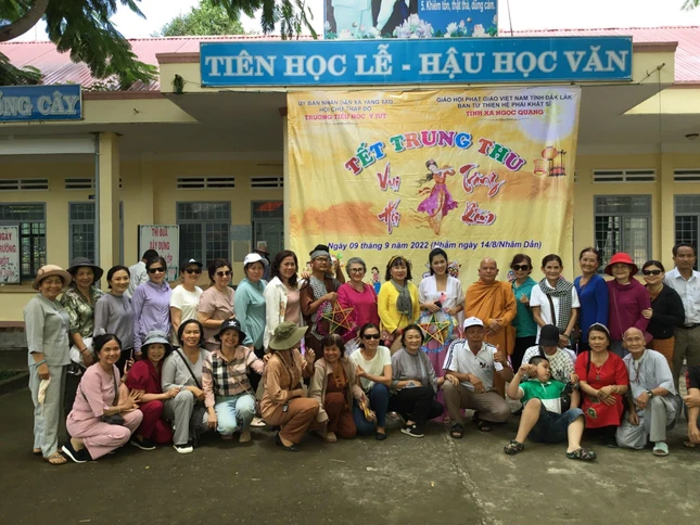 Thượng tọa Thích Giác Phổ tặng xe đạp và quà đến các em học sinh tỉnh Đắk Lắk