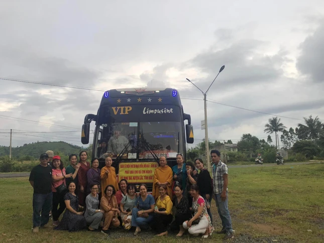 Ni sư Liên Sương hướng dẫn đoàn từ thiện tịnh xá Ngọc Uyển tặng quà Trung thu