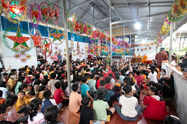 Chư Tăng, Phật tử tịnh xá Ngọc Chánh tổ chức trung thu tại Đắk Nông Chư Tăng, Phật tử tịnh xá Ngọc Chánh tổ chức trung thu tại Đắk Nông