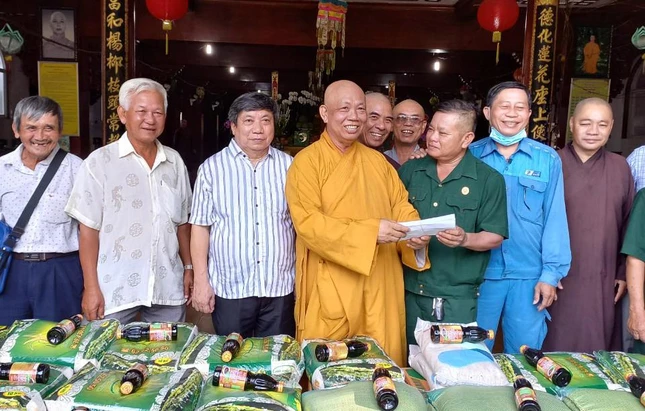 Tặng quà các cựu chiến binh huyện Nhà Bè