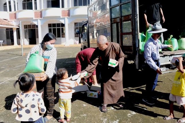 Thượng tọa Thích Quang Hạnh tặng quà