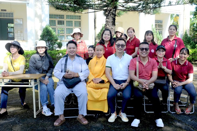 Sư cô Thích nữ Liên Nhu cùng đoàn