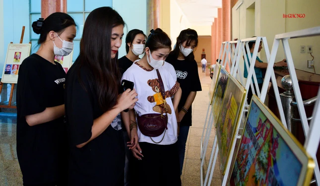 Rất nhiều bạn trẻ thích thú trước những bức ảnh được trưng bày trước hội trường Rất nhiều bạn trẻ thích thú trước những bức ảnh được trưng bày trước hội trường