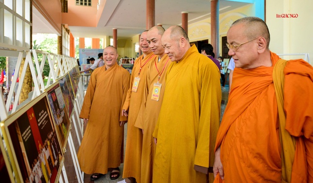 Chư tôn đức tham quan khu vực triển lãm ảnh