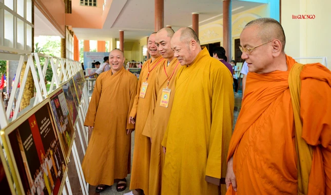 Chư tôn đức tham quan khu vực triển lãm ảnh Chư tôn đức tham quan khu vực triển lãm ảnh
