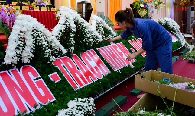 Trang trí lần cuối hội trường Trang trí lần cuối hội trường