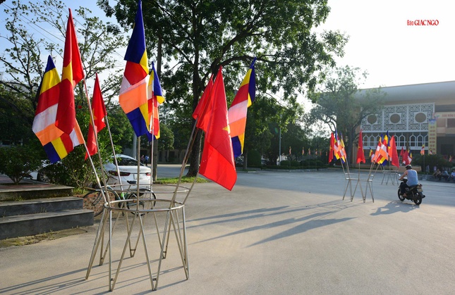 Cờ Phật giáo và cờ tổ quốc song hành