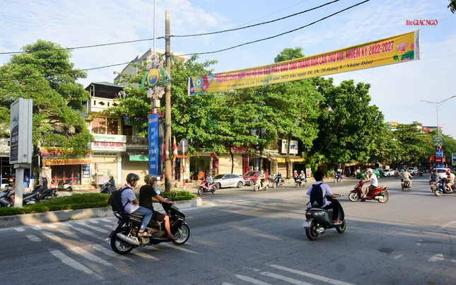 Biểu ngữ được treo khắp mọi con đường dẫn đến nơi diễn ra đại hội