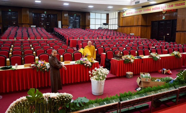 Thượng tọa Thích Tâm Định giám sát các khâu trang trí cuối cùng tại hội trường