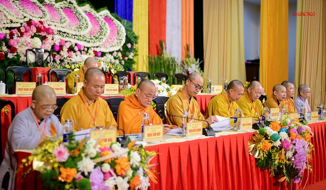 Chư tôn đức Chủ tọa đoàn... Chư tôn đức Chủ tọa đoàn...