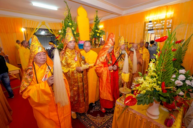 Chư tôn đức tưởng niệm Giác linh Ni trưởng