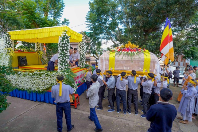 Phụng tống kim quan Ni trưởng đến nơi trà-tỳ