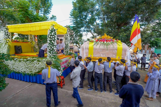 Phụng tống kim quan Ni trưởng đến nơi trà-tỳ