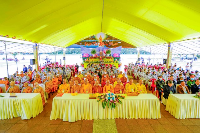 Đông đảo Tăng Ni, Phật tử về tham dự Đông đảo Tăng Ni, Phật tử về tham dự