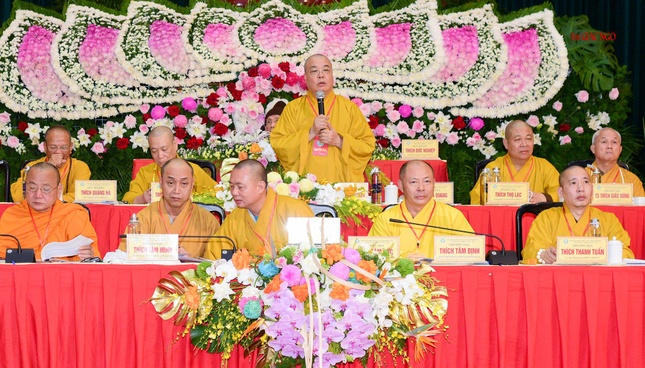 Hòa thượng Thích Thanh Nhiễu thay mặt Trung ương Giáo hội lấy ý kiến biểu quyết của đại biểu