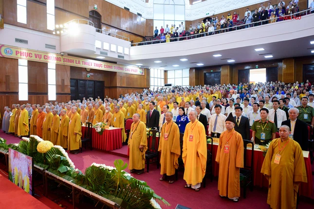 Thực hiện nghi thức chào cờ Thực hiện nghi thức chào cờ