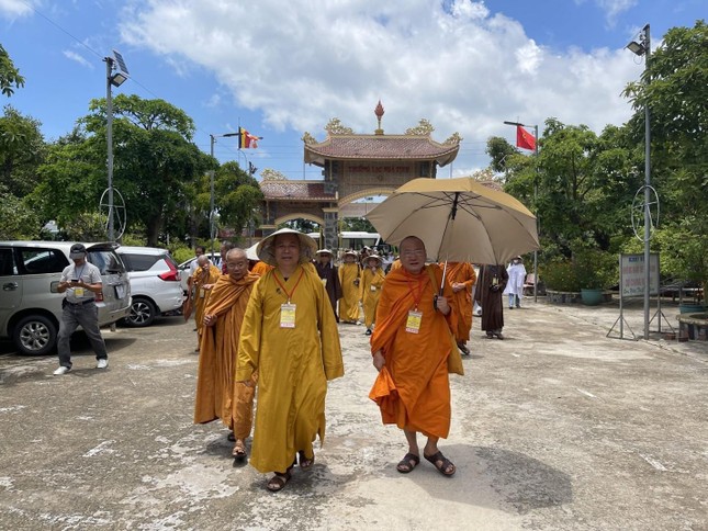 Thượng tọa Thích Thọ Lạc hướng dẫn các thành viên trong đoàn tham gia khảo sát tại Bà Rịa - Vũng Tàu - Ảnh: Thanh Thủy Thượng tọa Thích Thọ Lạc hướng dẫn các thành viên trong đoàn tham gia khảo sát tại Bà Rịa - Vũng Tàu - Ảnh: Thanh Thủy
