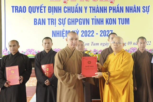 Hòa thượng Thích Quảng Xả trao quyết định chuẩn y nhân sự đến các thành viên trong Ban Trị sự Hòa thượng Thích Quảng Xả trao quyết định chuẩn y nhân sự đến các thành viên trong Ban Trị sự