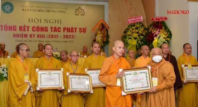 Hòa thượng Thích Giác Toàn trao bằng tuyên dương công đức đến cá nhân trong Ban Văn hóa