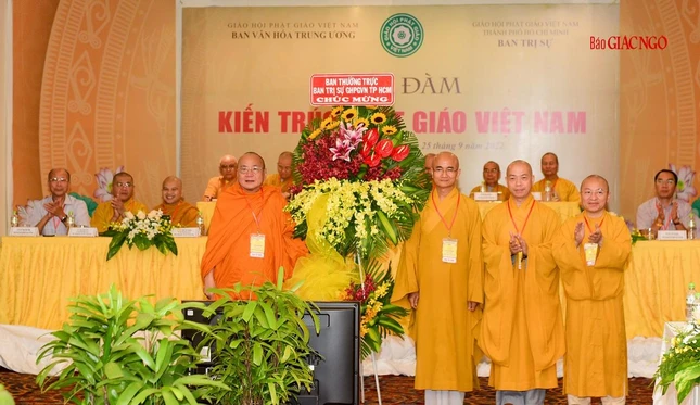 Tọa đàm đón nhận rất nhiều lẵng hoa của Ban Thường trực Ban Trị sự GHPGVN TP.HCM, Ban Tôn giáo Chính phủ