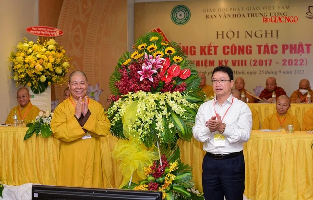 Ủy ban Trung ương MTTQVN tặng hoa chúc mừng